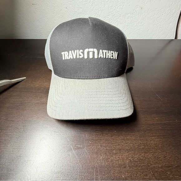 Travis Mathew Two-Tone Black and Gray Hat - Picture 1 of 4
